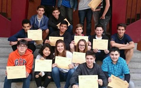 Els alumnes que participen a les proves Cangur reben el seu diploma