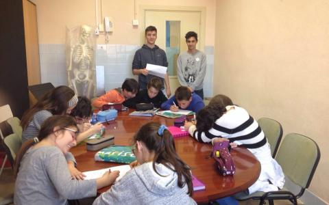 APS: classes de reforç dels alumnes de 4t d’ESO als alumnes de Primària